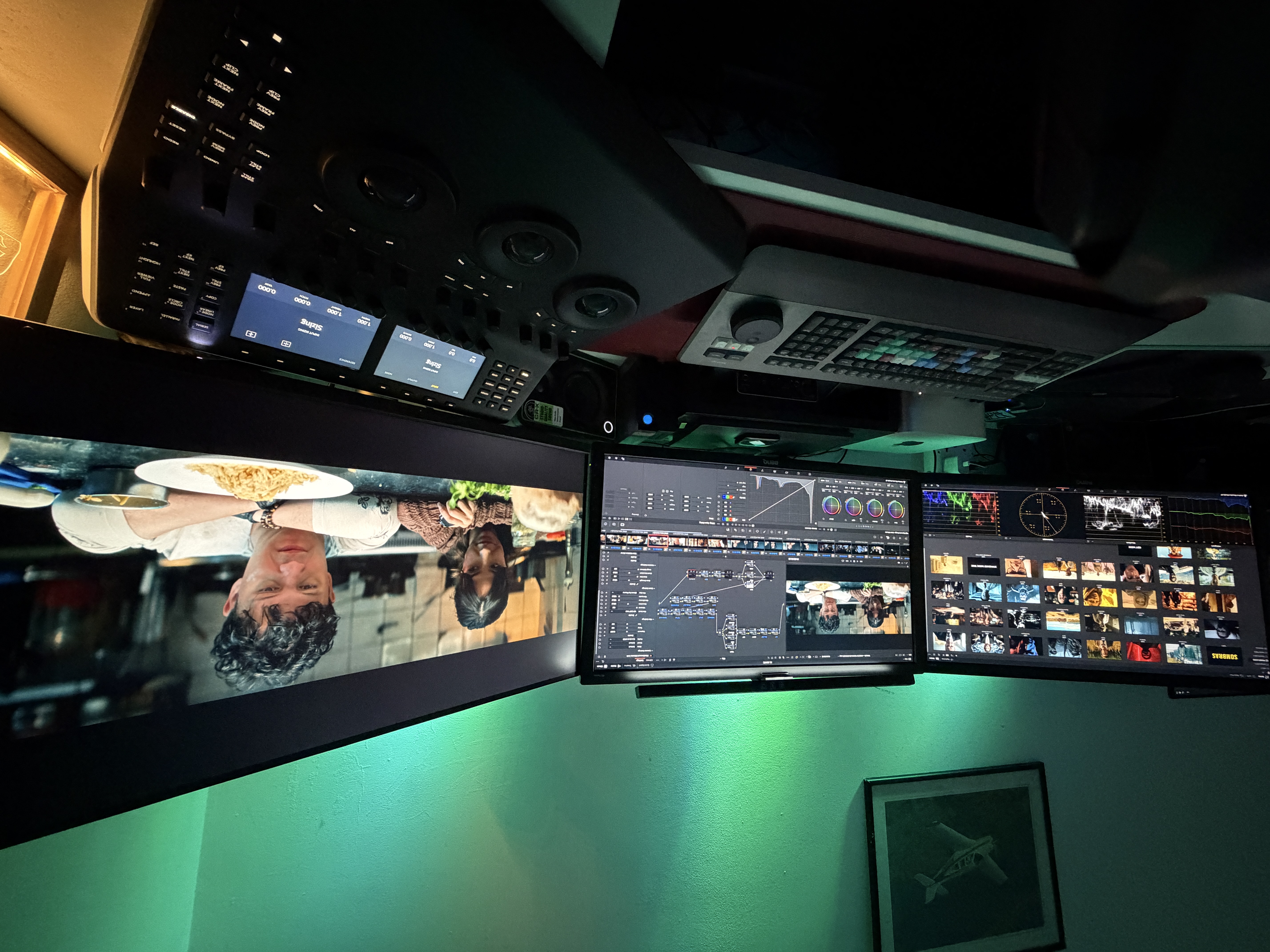 Trabajo audiovisual en los monitores del estudio CineGroup